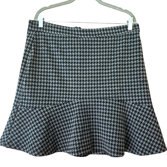 Classic Black and Gray Houndstooth Skirt - Picture 1 of 6